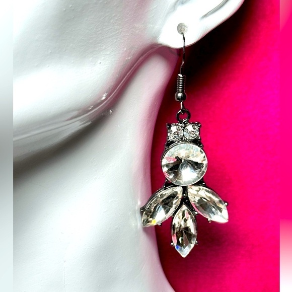 Crystal Rhinestone Glass Earrings Dangle Drop Prong Set Gunmetal Rivoli 4088 B - Picture 1 of 8